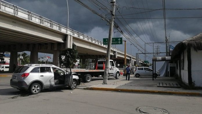 Conductor ebrio se estrella contra poste en Playa del Carmen
