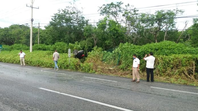 Familia se sale de la carretera, en Akumal
