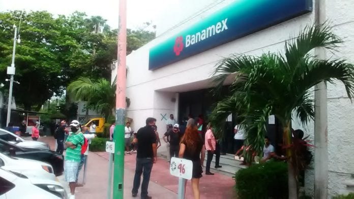 Cansados de venir una y otra vez, y de esperar en largas filas, un grupo de 150 personas comenzó a inconformarse afuera de la sucursal de Banamex en la avenida Tulum,