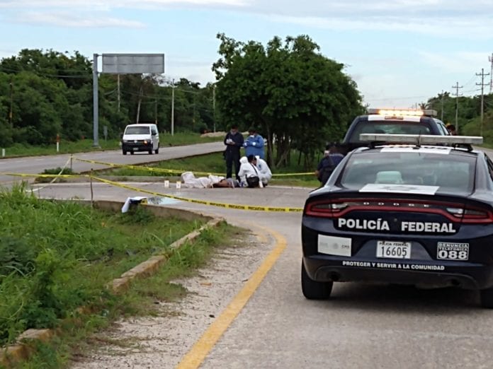 El cuerpo sin vida de un sujeto fue hallado ensabanado sobre el boulevard de Playa del Carmen