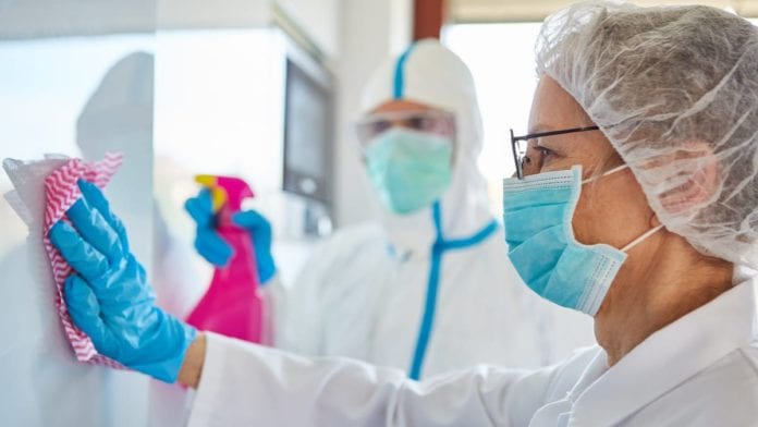 Doctores deben limpiar zonas COVID-19 por falta de personal