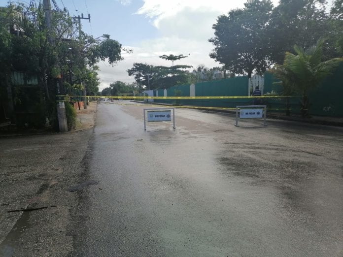 Vehículos de carga pesada, como camiones, tráileres y volquetes, pasan por el centro de la ciudad, pues la vía alterna que utilizaban fue cerrada, por temor a un socavón.