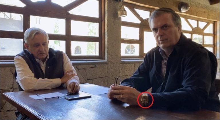 Video: Se le sale Rolex de la manga a Marcelo Ebrard, lo esconde rápidamente