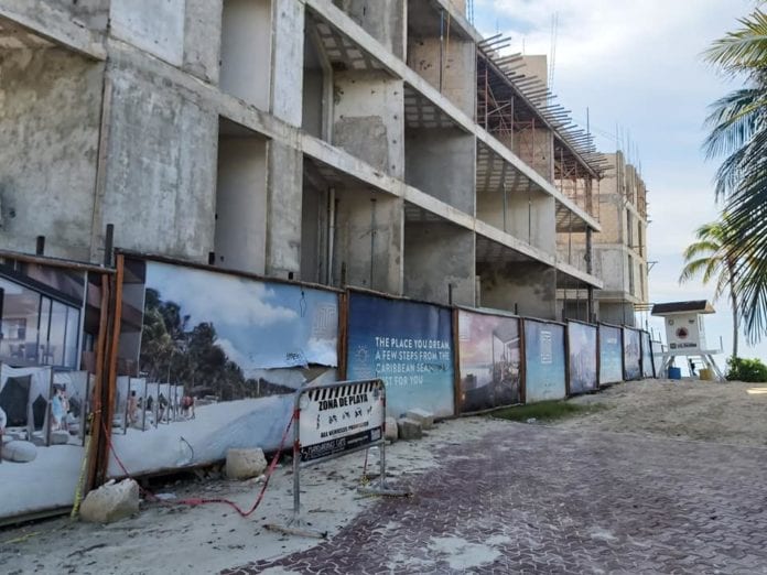 Edificio construido junto al mar en Playa del Carmen