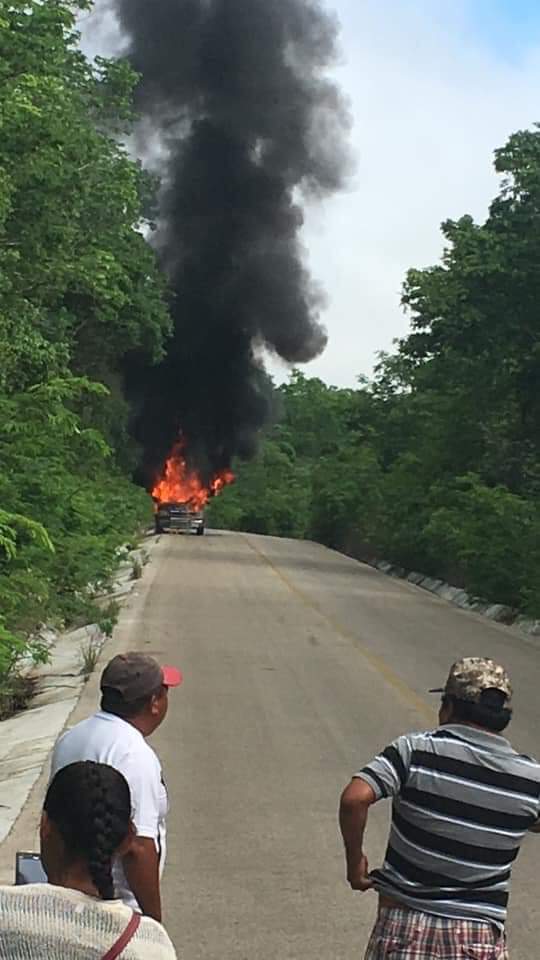 Se incendia combi en José María Morelos