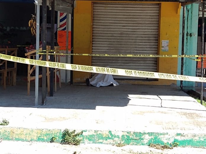 Una persona en situación de calle perdió la vida, presuntamente de manera natural, según reportes de los locatarios que se encuentran instalados en el mercado “Chetumalito” en Cancún.