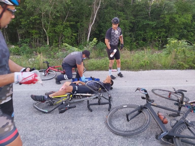 Ciclista arrollado en Cancún, en riesgo de perder pierna; familia pide ayuda