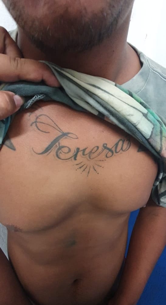El tipo tatuado está ligado a varios delitos.