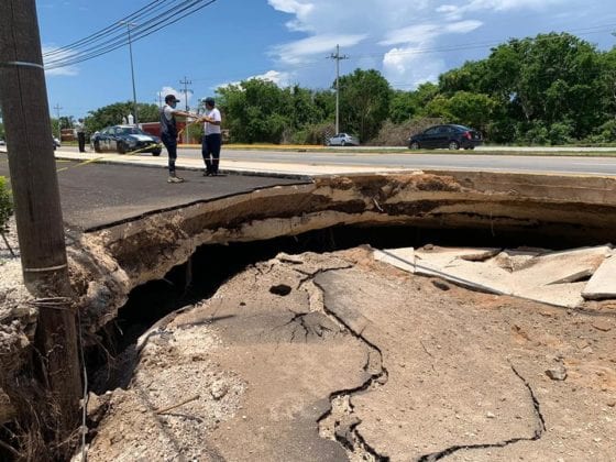 Se abre socav&oacute;n en carretera Playa del Carmen-Tulum