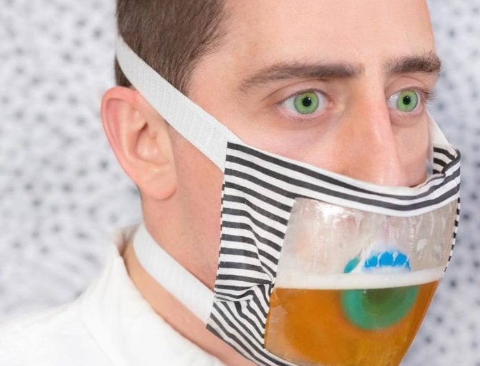 Crean un cubrebocas para beber cerveza