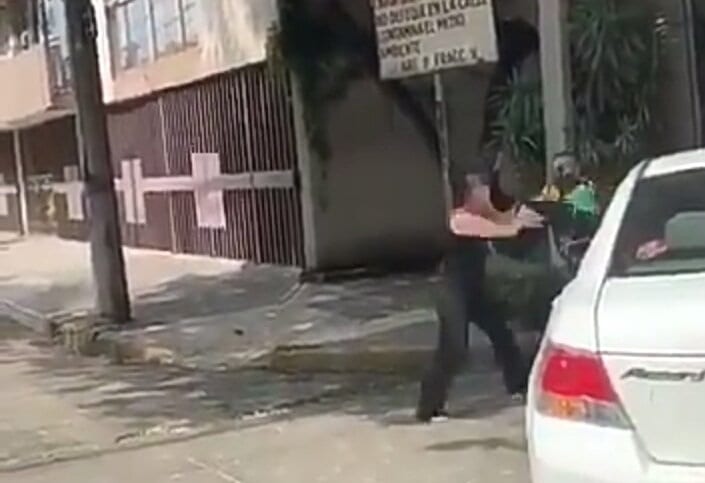 Mujer se pone al “brinco” contra un policía y la bautizan como #LadyChancha