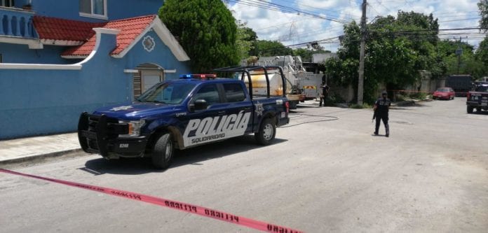 El descuido de un mecánico, que tiró chispas cerca de un bidón de gasolinas, generó un estallido y daños en varios vehículos.