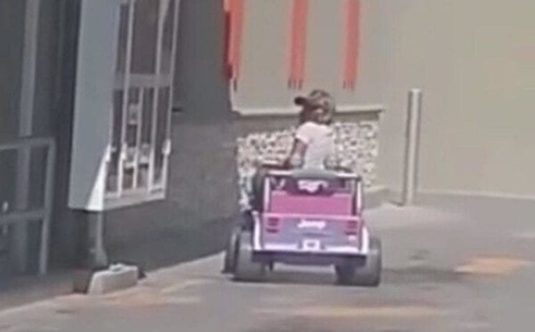 Va por pizza en auto de juguete