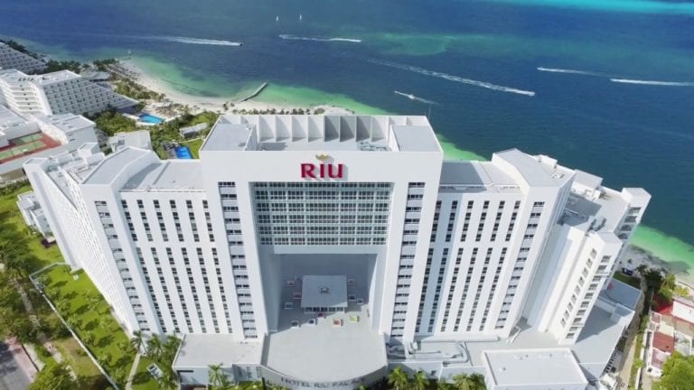¡Abre las puertas el Riu Palace Peninsula y así recibe a los viajeros en Cancún!