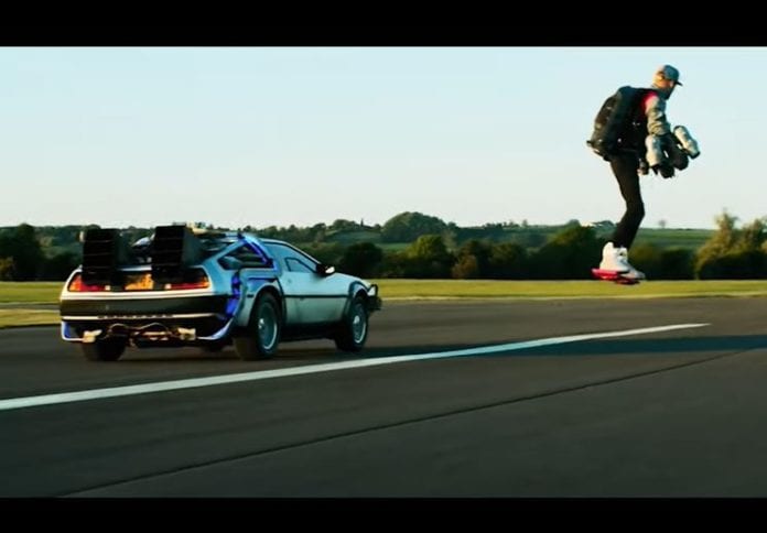 Joven logra volar en ‘aerotabla’