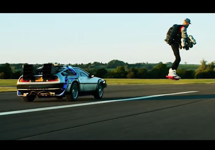 Joven logra volar en ‘aerotabla’