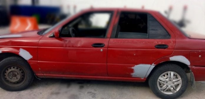 Un sujeto que estaba con amigos escandalizando al interior de un vehículo fue detenido, fue así como descubrieron que el carro era robado.