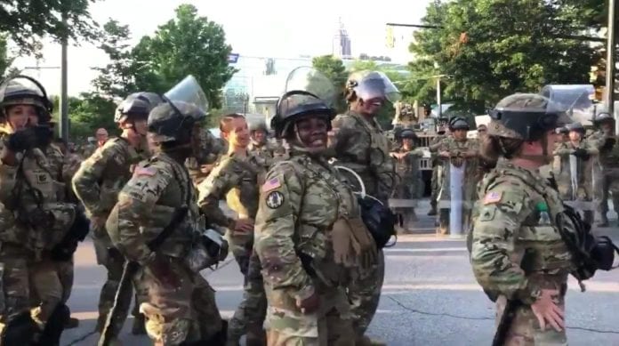 Guardia Nacional de EU baila La Macarena