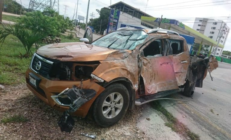 Vehículo vuelca tras chocar contra una estructura fija en Cancún