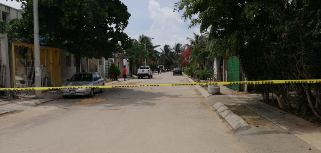 Detienen a presunta asesina de mujer; le habría extraído feto del vientre AGENCIA SIM Playa del Carmen.- Una mujer de origen yucateco fue detenida y actualmente está en audiencia, acusada del homicidio de una joven, cuyo cuerpo fue hallado calcinado en la colonia Villas Rivera, de esta ciudad. La indiciada la habría asesinado a esta embarzada para extraerle se feto y presentarlo como suyo. Los restos calcinados de esta mujer fueron hallados el pasado sábado, 30 de mayo, enla avenida Villas Tapajo de la colonia Villas Riviera. Aunque sin identificar, en su momento, los restos resultaron coincidir con una mujer con siete meses de embarazo que desapareció del centro de la ciudad, misma que era buscada por su marido y cuya imagen fue difundida en redes sociales. De forma extraoficial, se menciona que la hoy detenida le habría ofrecido un aventón hasta su casa, desde el centro, pero la llevó a un paraje en donde la asesinó a golpes con una piedra, para luego extraerle el bebé que cargaba en el vientre. La mujer fue detenida pues este infante fue presentado ante el Sector Salud como propio, sin presentar ella señales de haber estado embarazada o dar a luz. Al parecer, temía ser abandonada por su pareja, al no poder darle un niño. Hasta el momento, existe una secrecía absoluta en torno al caso, pues la Fiscalía General del Estado procura lograr procesar a la acusada sin que el proceso se empañe por la atención mediática o posibles vulneraciones a los derechos de la acusada. Será hasta que concluya la audiencia cuando la autoridad informará oficialmente sobre este caso.