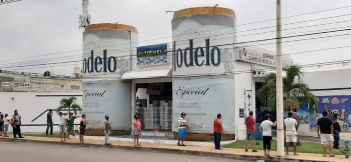 Chetumaleños hicieronfila de hasta 200 metros para adquirir la bebida refrescante.