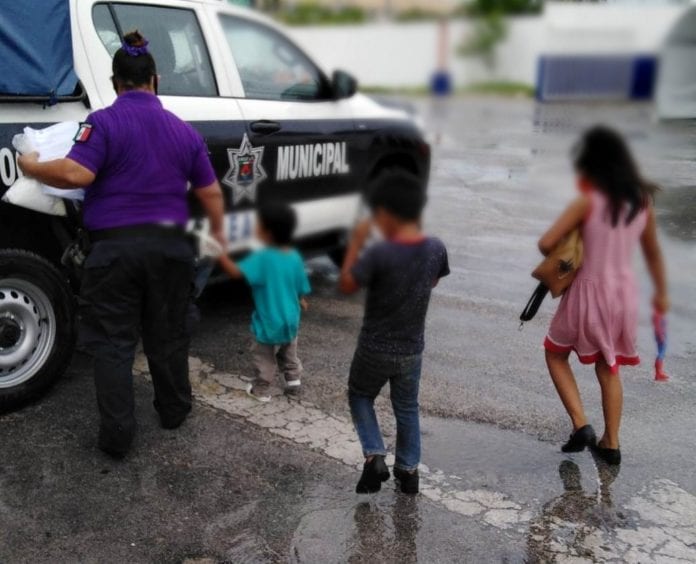 Rescatan a tres niños que mendigaban en El Crucero