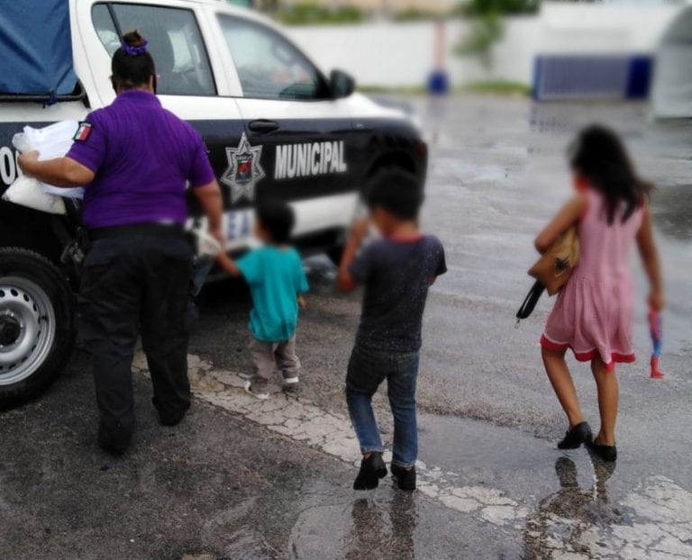 Rescatan a tres niños que mendigaban en El Crucero