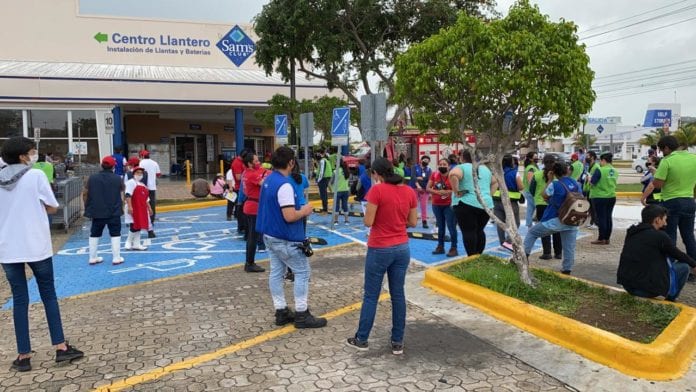 Evacúan por humo el Sam's Club de Playa del Carmen