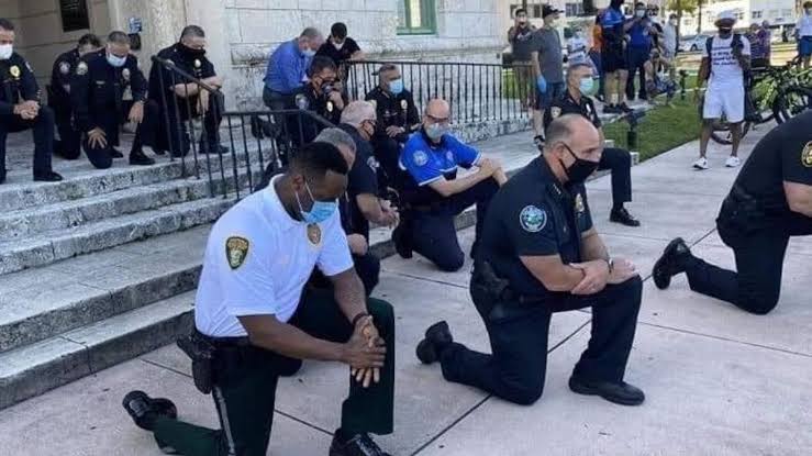 Policías de Miami piden perdón y se arrodillan junto a manifestantes en oración por George