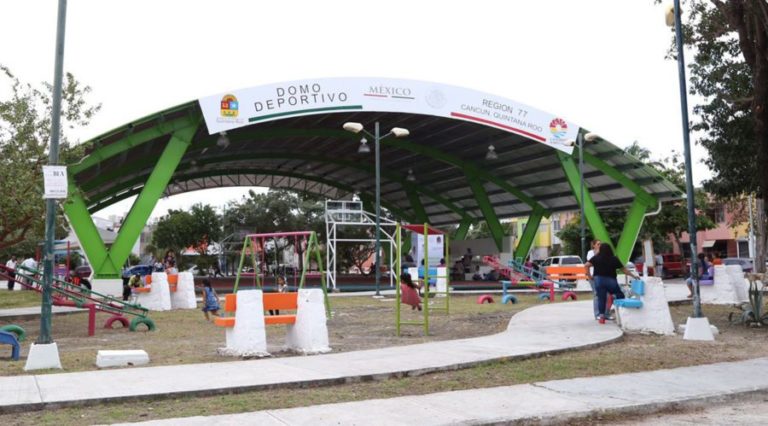 Cancunenses no entienden: todos los días se desalojan familias de domos deportivos