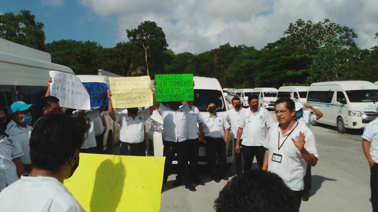 Protestan operadores de vans foráneas en Playa del Carmen