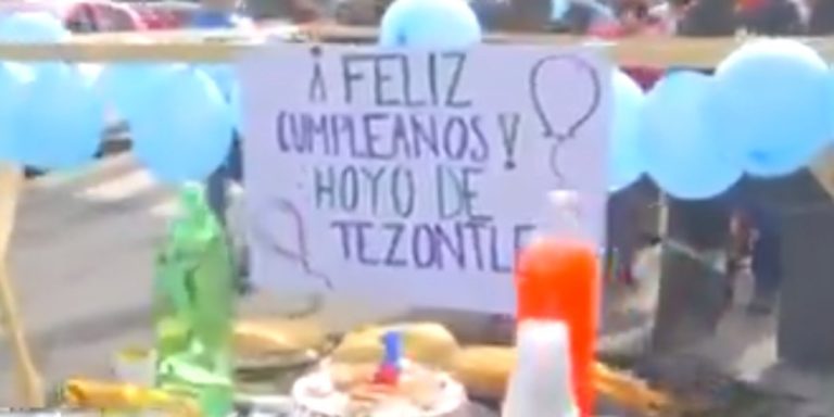 ¡Con pastel y tamales! Festejan vecinos cumpleaños de un bache