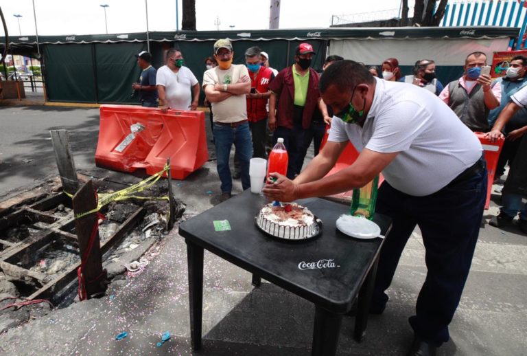 "Celebran" el aniversario de un bache en la Cdmx Foto: Alfredo Domínguez de La Jornada