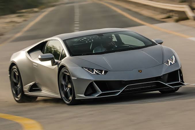 Recibe apoyo económico por Covid-19 y se compra un Lamborghini