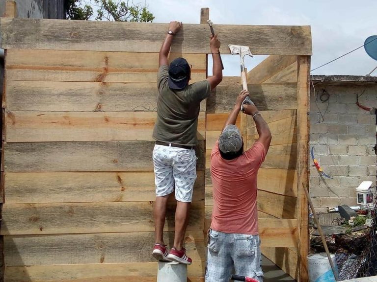Construyen casita a don José, indigente al que le dieron de comer croquetas de perro