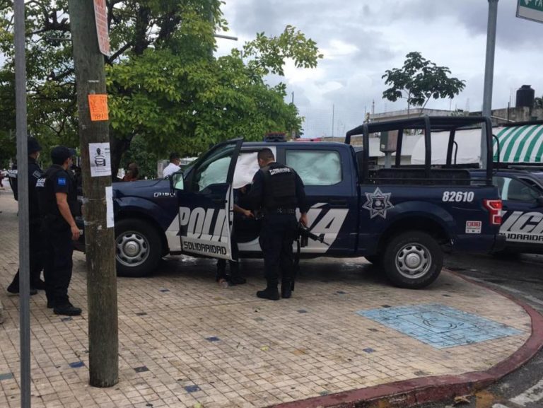 Choque entre patrulla y auto deja tres policías lesionados en Playa del Carmen