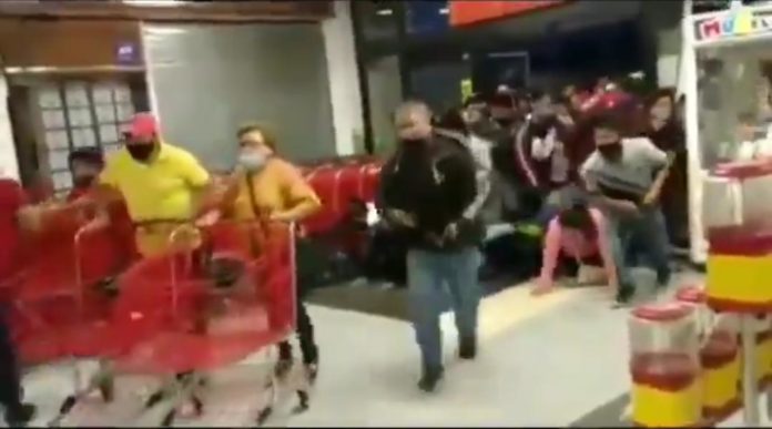 Una tienda Soriana ofreció descuentos y a sus clientes se les olvidó la sana distancia