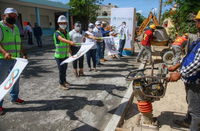 Dan banderazo a inicio de obras de banquetas y guarniciones en Puerto Morelos
