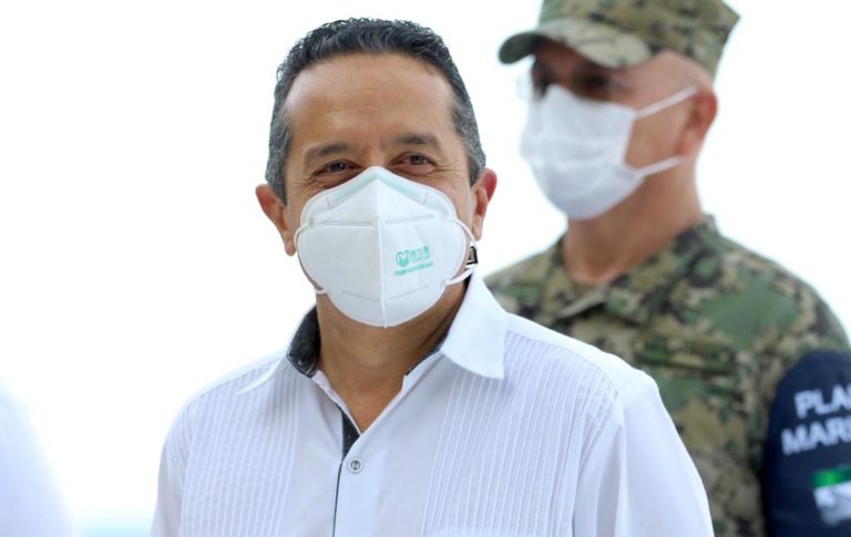 Con la suma de esfuerzos juntos avanzamos en el combate al arribo de sargazo: Carlos Joaquín