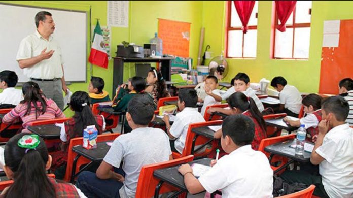 Una investigación reveló que hay maestros que ganan más al mes que AMLO