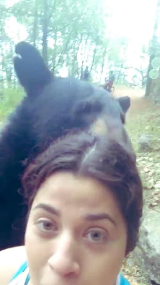 La selfie de una chica con el oso en San Pedro Garza García
