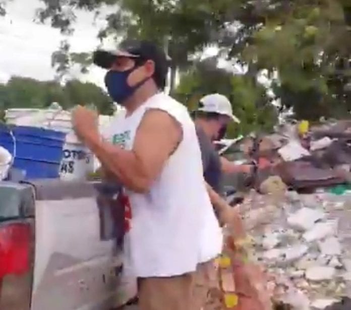 Graban a gente tirando basura en las calles de Cancún