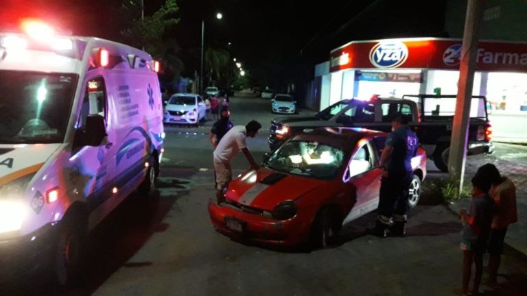 Mujer queda atrapada en coche en Playa del Carmen