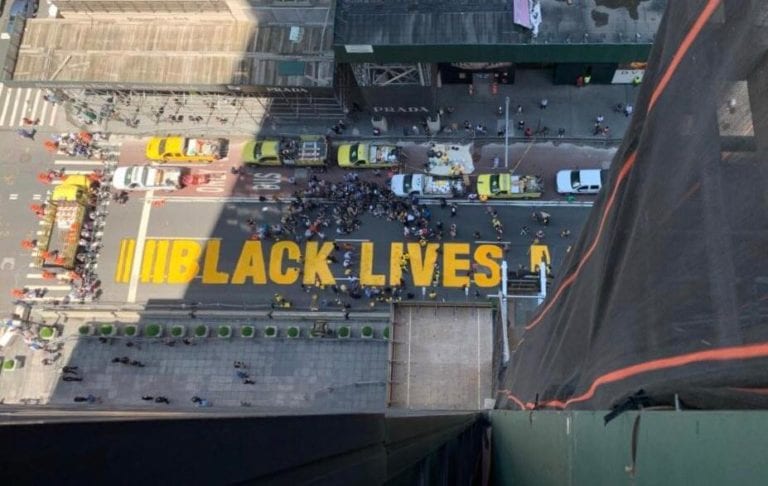 Pintan "Black Lives Matter" afuera de la Torre Trump en Nueva York