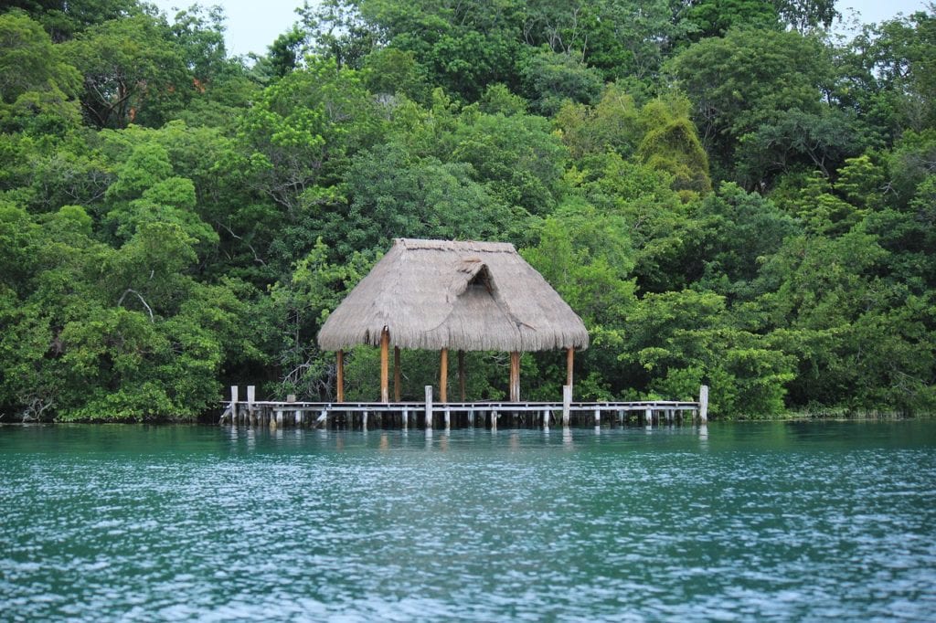 Se están perdiendo los colores de la laguna de Bacalar, advierte la UNAM