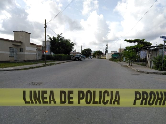 El cuerpo sin vida de un hombre fue hallado al interior de un autolavado en la Región 201 de Cancún. Trabajadores descubrieron el cuerpo.