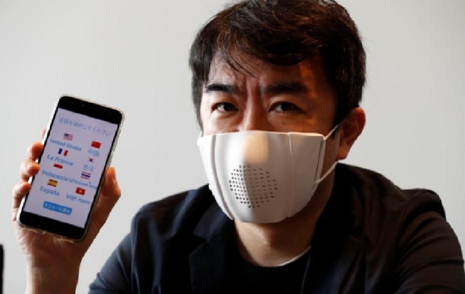 Desarrollan un cubrebocas traductor en Japón Foto: Reuters
