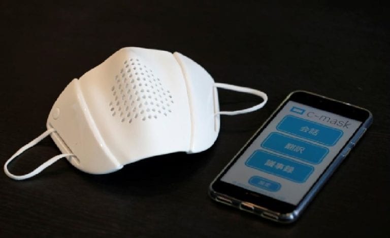 Desarrollan un cubrebocas traductor en Japón Foto: Reuters