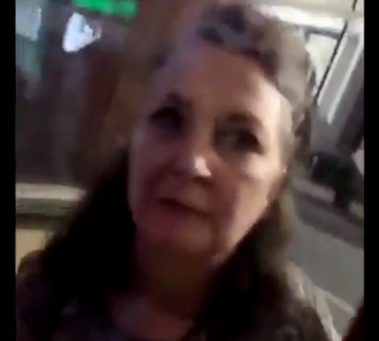 Mujer pierde la cabeza cuando le niegan servicio por no usar cubrebocas