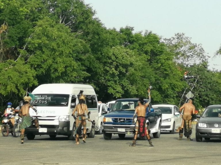 Aumentan espectáculos callejeros y mendigos de semáforo en Playa del Carmen